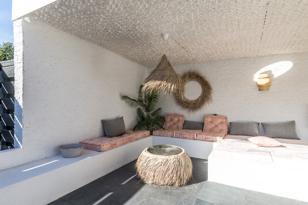 Foto - Te koop: Op een schitterende en rustige locatie in de geliefde villawijk "Moltbos" staat deze stijlvolle, vrijstaande villa met een uitzonderlijk royaal woonoppervlak.